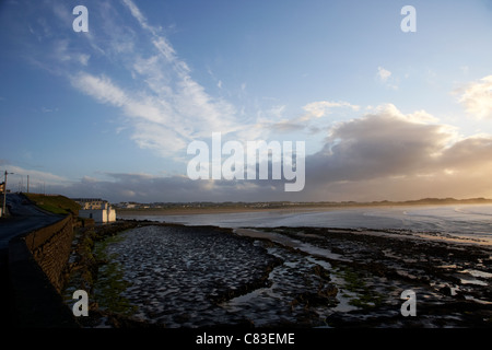 Soirée sur la plage d''Enniscrone et rivage rocailleux, comté de Sligo en république d'Irlande Banque D'Images