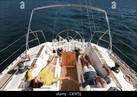 Vieux couple relaxing on voilier Banque D'Images