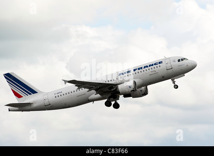 Air France Airbus A320-211 F-GFKZ avion décollant de l'Aéroport International de Manchester en Angleterre Royaume-Uni UK Banque D'Images