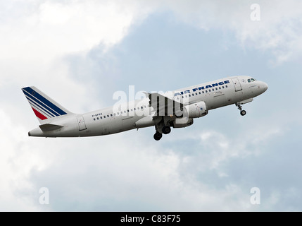 Air France Airbus A320-211 F-GFKZ avion décollant de l'Aéroport International de Manchester en Angleterre Royaume-Uni UK Banque D'Images