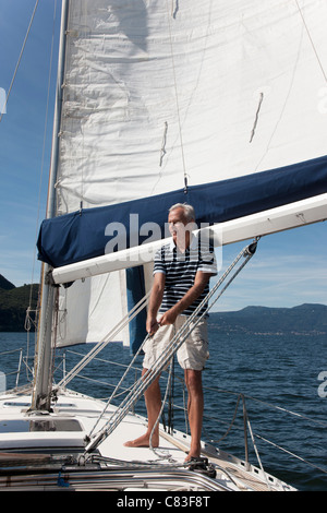 Voile sur le lac de l'homme plus âgé Banque D'Images