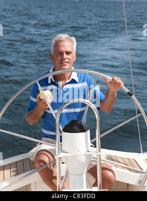 Voile sur le lac de l'homme plus âgé Banque D'Images