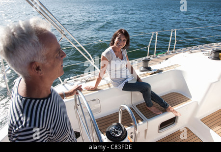 Vieux couple relaxing on voilier Banque D'Images