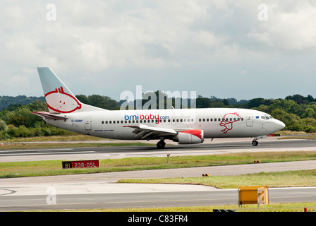 BMI baby avion Boeing 737-3Q8 G-OBMP l'atterrissage à l'Aéroport International de Manchester en Angleterre Royaume-Uni UK Banque D'Images