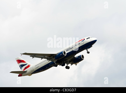 British Airways Airbus A320-232 G-EUYC avion décollant de l'Aéroport International de Manchester en Angleterre Royaume-Uni UK Banque D'Images