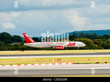 Boeing 757-236 Jet2.com (avion de ligne) et G-LSAA à l'atterrissage à l'Aéroport International de Manchester en Angleterre Royaume-Uni UK Banque D'Images