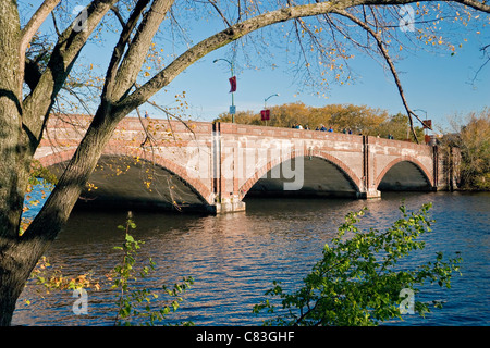 Anderson Memorial Bridge avec Charles River, Cambridge, Boston, Massachusetts, États-Unis Banque D'Images