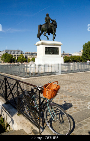 Statue équestre du roi Henri IV de France et de Navarre sur le Pont Neuf et location avec panier Banque D'Images