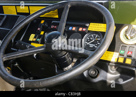 Tableau de bord des pilotes volant et d'un vecteur de l'avant blindé Banque D'Images