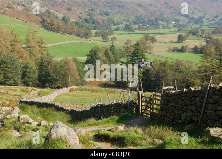 Elterwater vallée depuis le chemin d'Harrison Stickle Banque D'Images