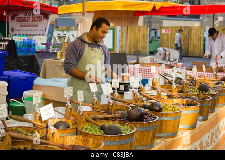 L'opérateur de marché à un décrochage d'olive à Borough Market. Banque D'Images