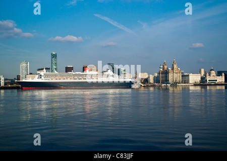 Le Queen Mary 2 visites Liverpool. Banque D'Images