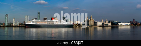 Le Queen Mary 2 visites Liverpool. Banque D'Images