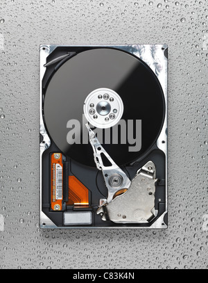 Ouvrez ordinateur DISQUE DUR disque dur sur surface métallique humide Banque D'Images