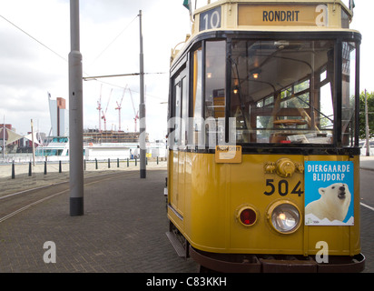 Le tramway historique à Rotterdam est un tramway vintage qui opère sur la ligne 10. Rotterdam, Pays-Bas Banque D'Images