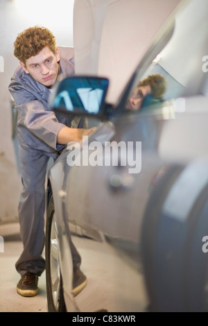 L'examen de mécanicien dans un garage de voiture Banque D'Images
