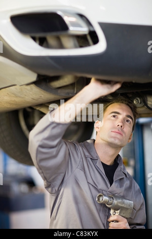 Mécanicien de voiture dans garage sur Banque D'Images