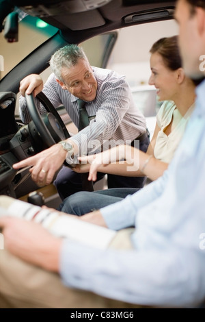 Vendeur montrant outre de car in showroom Banque D'Images