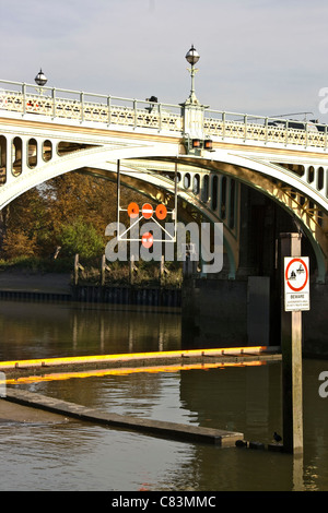 Richmond classé Grade 2 Passerelle de blocage sur Tamise Surrey England Europe Banque D'Images