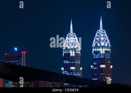 Al Kazim towers at night, DUBAÏ, ÉMIRATS ARABES UNIS Banque D'Images