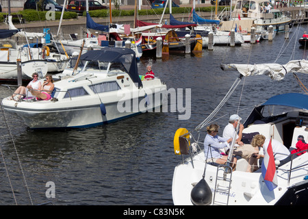 À bord des bateaux de loisirs aux Pays-Bas dans le port de Brouwershaven, Schouwen-Duiveland, 225 Banque D'Images