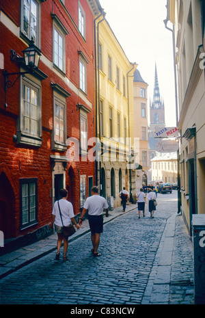 Les gens marcher dans une rue étroite pavée de Galma Stan (vieille ville) Stockholm Suède Banque D'Images