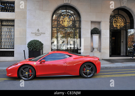 Ferrari voiture avant de l'hôtel Four Seasons George V Paris France Banque D'Images