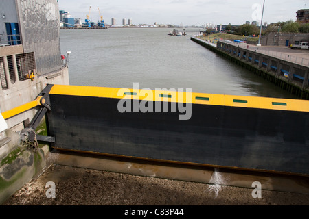 Thames Barrier test annuel de portes de protection contre les inondations Banque D'Images