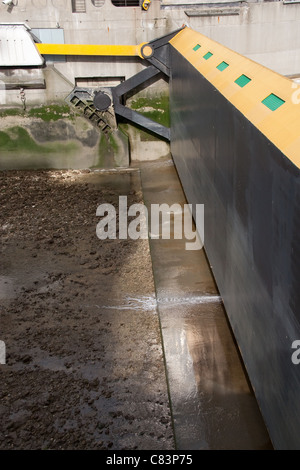 Thames Barrier test annuel de portes de protection contre les inondations Banque D'Images