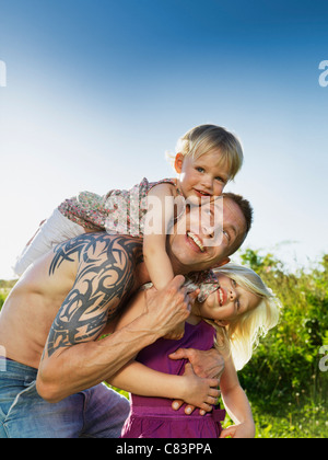 Père jouant avec ses filles à l'extérieur Banque D'Images