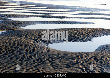 Les motifs dans le sable de l'eau s'éloignent à marée basse sur la plage de West Wittering, West Sussex, Angleterre, Royaume-Uni Banque D'Images