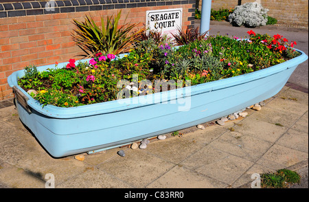 Canot inutilisé transformé en un étalage floral décoratif et un meuble de rue à East Wittering un village de bord de mer nr Chichester,West Sussex,UK Banque D'Images