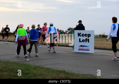 Garder la gauche signe pour coureurs et marcheurs direct dans le Goodlife Fitness marathon à Victoria BC Canada Banque D'Images