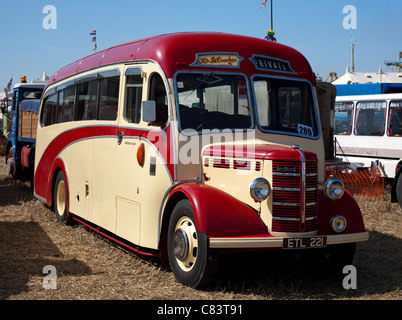 Vintage rouge et crème bus bedford Banque D'Images