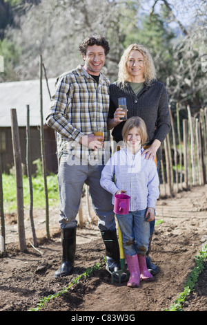 Famille boire du jus et le jardinage Banque D'Images