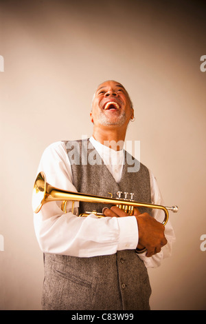 Musicien trompette holding Laughing Banque D'Images