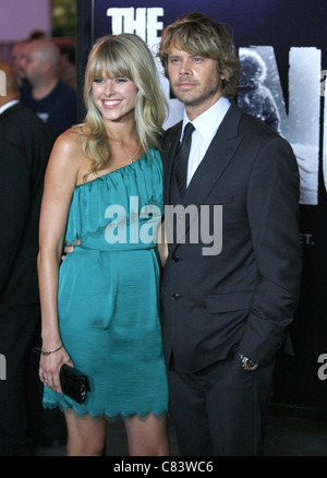 SARAH WRIGHT & ERIC CHRISTIAN OLSEN LA CHOSE. Première mondiale. UNIVERSAL CITY LOS ANGELES CALIFORNIA USA 10 Octobre 2011 Banque D'Images