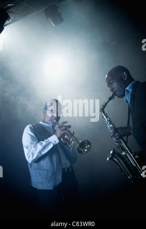 Les musiciens jouant dans jazz band sur scène Banque D'Images