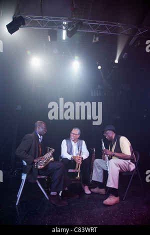 Les musiciens jouant dans jazz band sur scène Banque D'Images