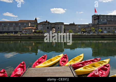 Kayaks sur la Charente, en face de la maison de cognac Hennessy, Cognac, Charente, France Banque D'Images