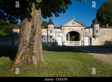 Portail d'un château dans la région de Cognac, Charente, France Banque D'Images