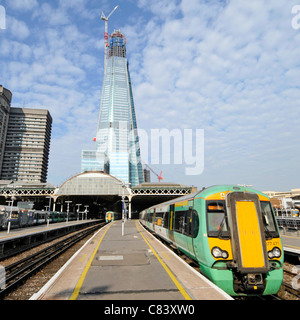 Le chantier de gratte-ciel de Shard est en cours de construction au-delà de la plate-forme de la gare de London Bridge Southwark Angleterre Royaume-Uni Banque D'Images