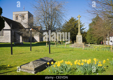 L'église St Mary et World War Memorial cross, Kingsclere, Hampshire, England, UK Banque D'Images