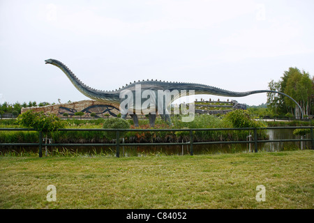 Le Diplodocus (double-poutres apparentes) dans le parc des dinosaures de Leba (parc à thème), Pologne Banque D'Images