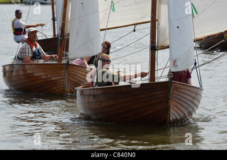 Classe norfolk course de canots sur la rivière waveney à beccles suffolk angleterre Banque D'Images