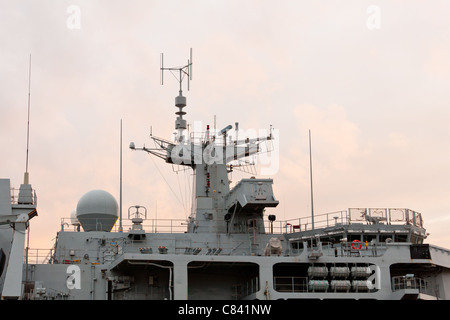 Détail de l'antenne sur le navire pendant que le soleil se couche derrière le navire de la marine britannique Banque D'Images