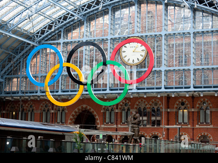 Anneaux olympiques salue les arrivants au terminal Eurostar de St Pancras à Londres Banque D'Images