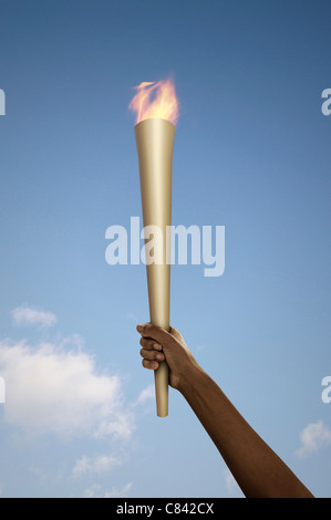 Hand holding flaming baton Banque D'Images