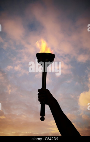 Hand holding flaming baton Banque D'Images