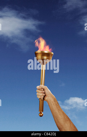 Hand holding flaming baton Banque D'Images